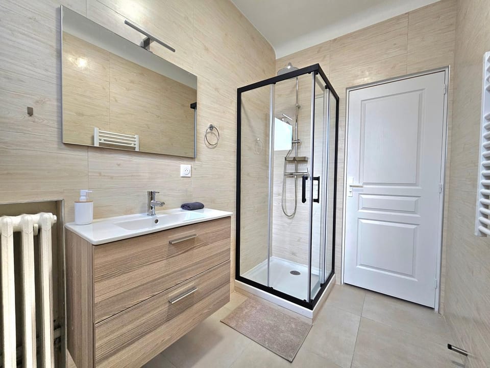 Shower, Bathroom, towels