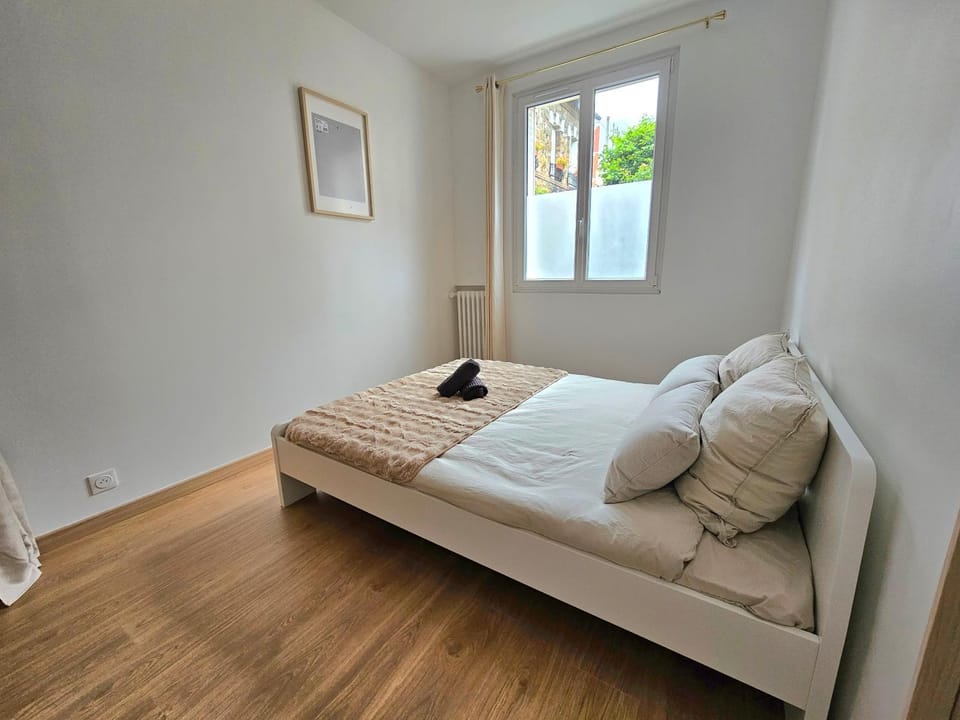 Bed, Living room, Photo of the whole room, Seating area, Bedroom