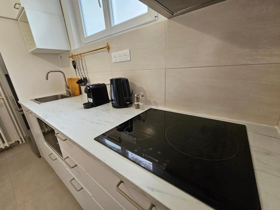 Coffee/tea facilities, Kitchen or kitchenette, minibar, stove