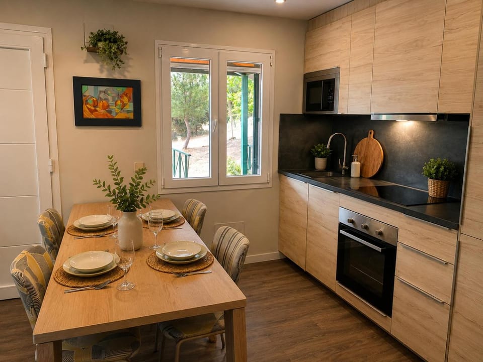 Kitchen or kitchenette, Dining area