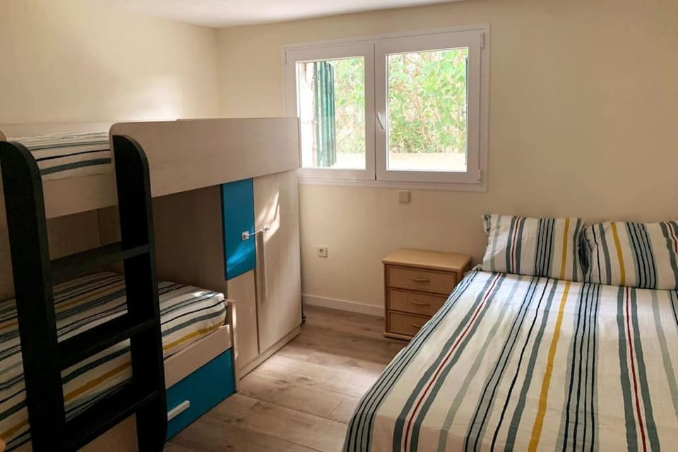 Bed, Photo of the whole room, Bedroom, bunk bed