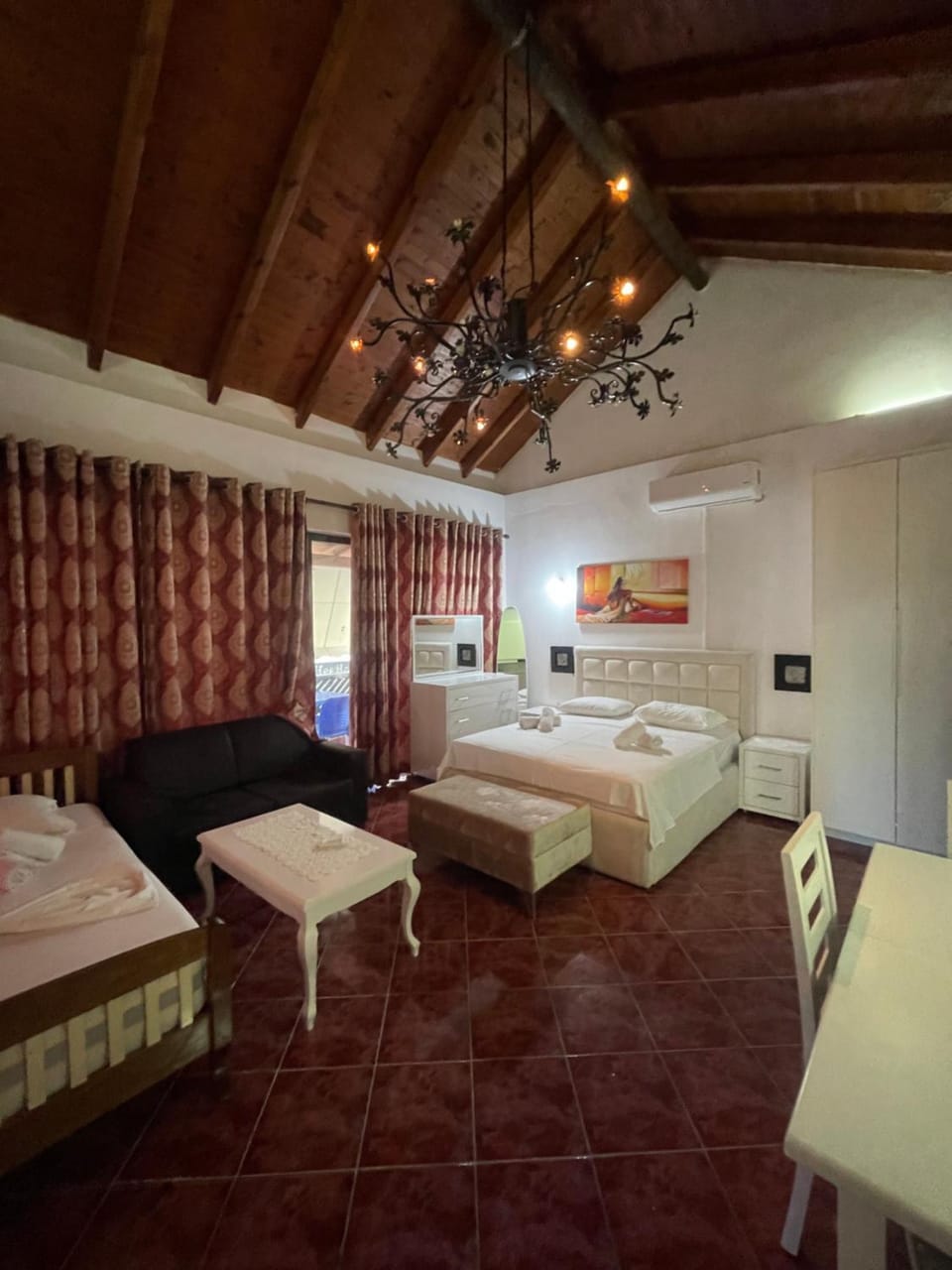 Bed, TV and multimedia, Photo of the whole room, Bedroom