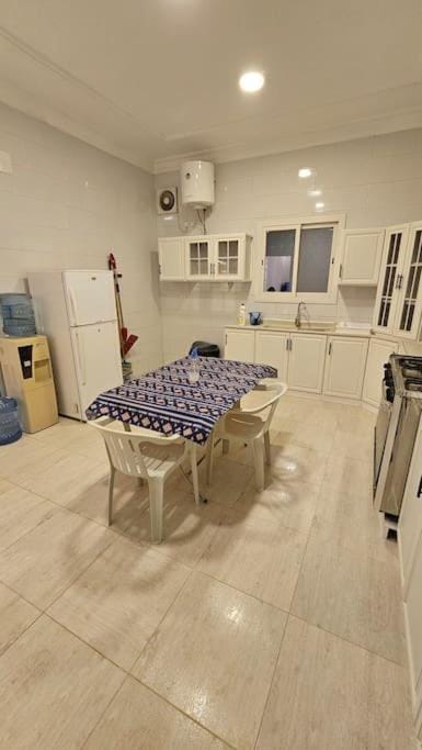 Kitchen or kitchenette, Dining area, oven