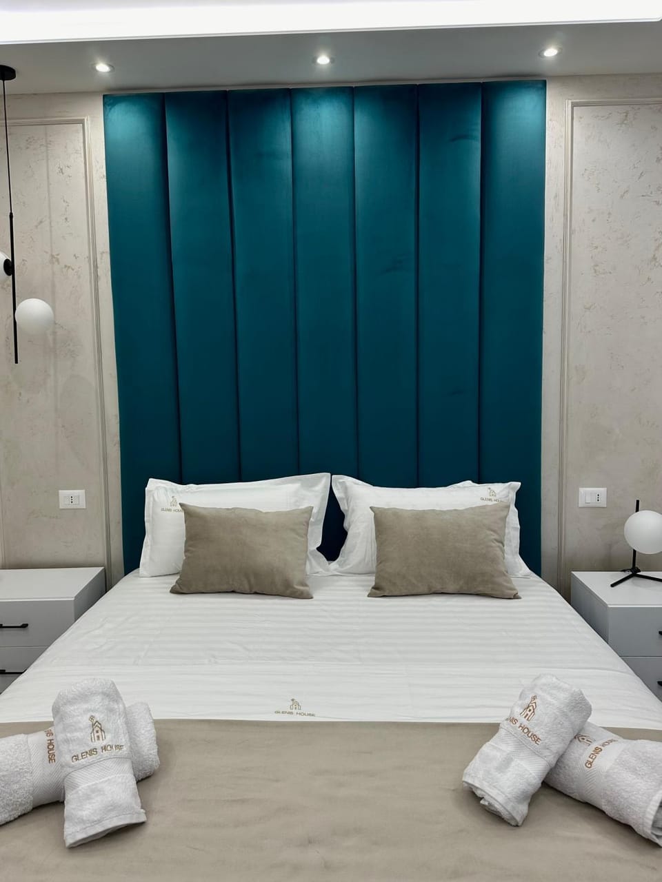 Bed, Photo of the whole room, Bedroom, towels