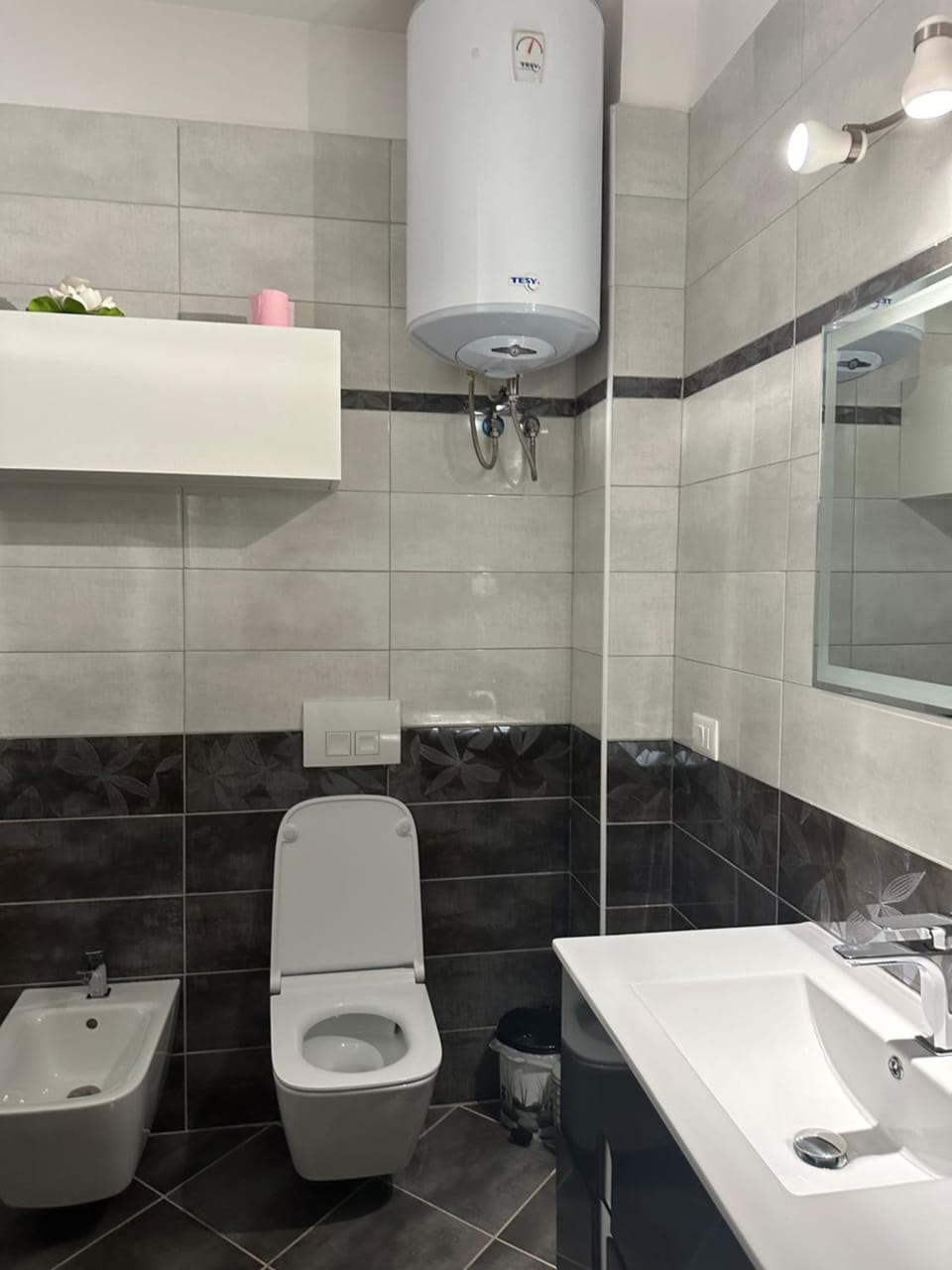 Shower, Toilet, Bathroom, bidet, towels