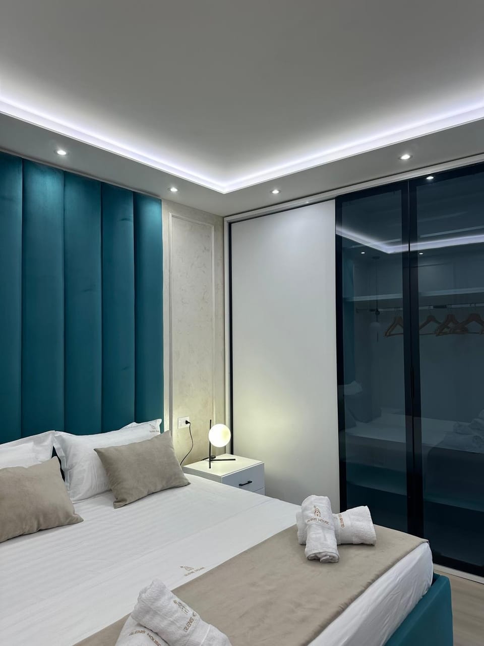 Bed, Photo of the whole room, Bedroom, towels