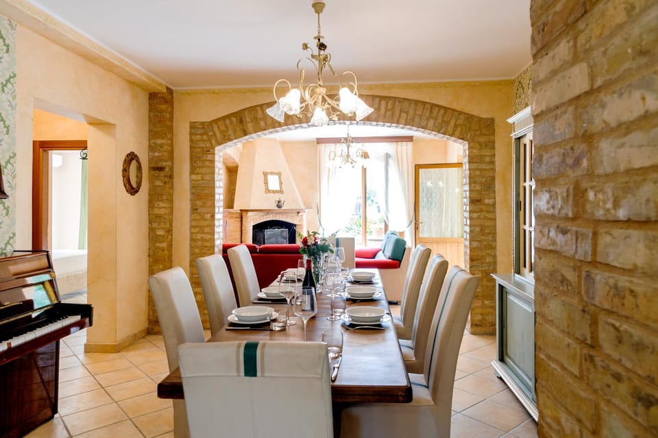 TV and multimedia, Living room, Seating area, Dining area