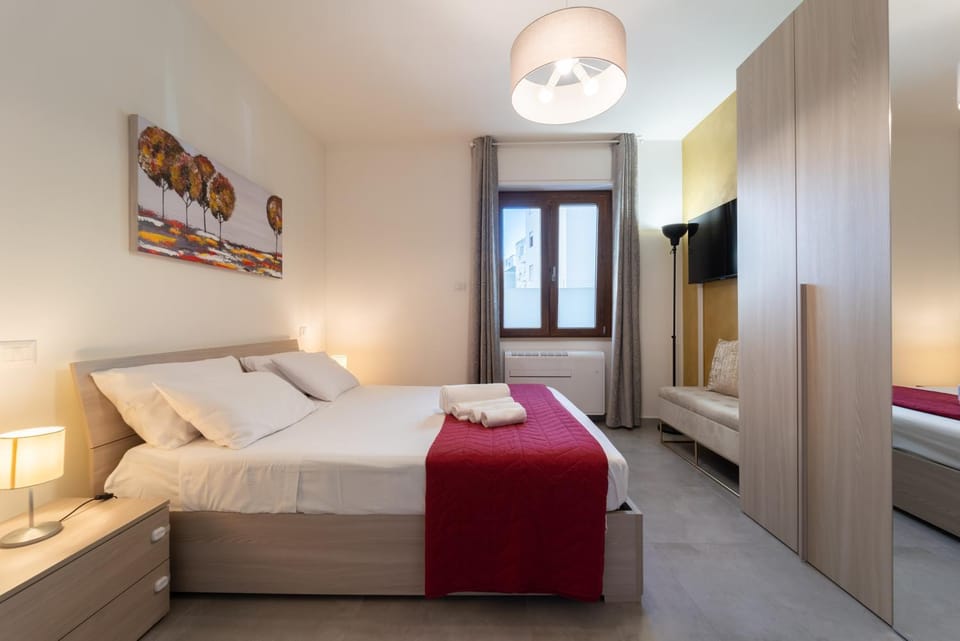 Bed, TV and multimedia, Photo of the whole room, Bedroom, wardrobe