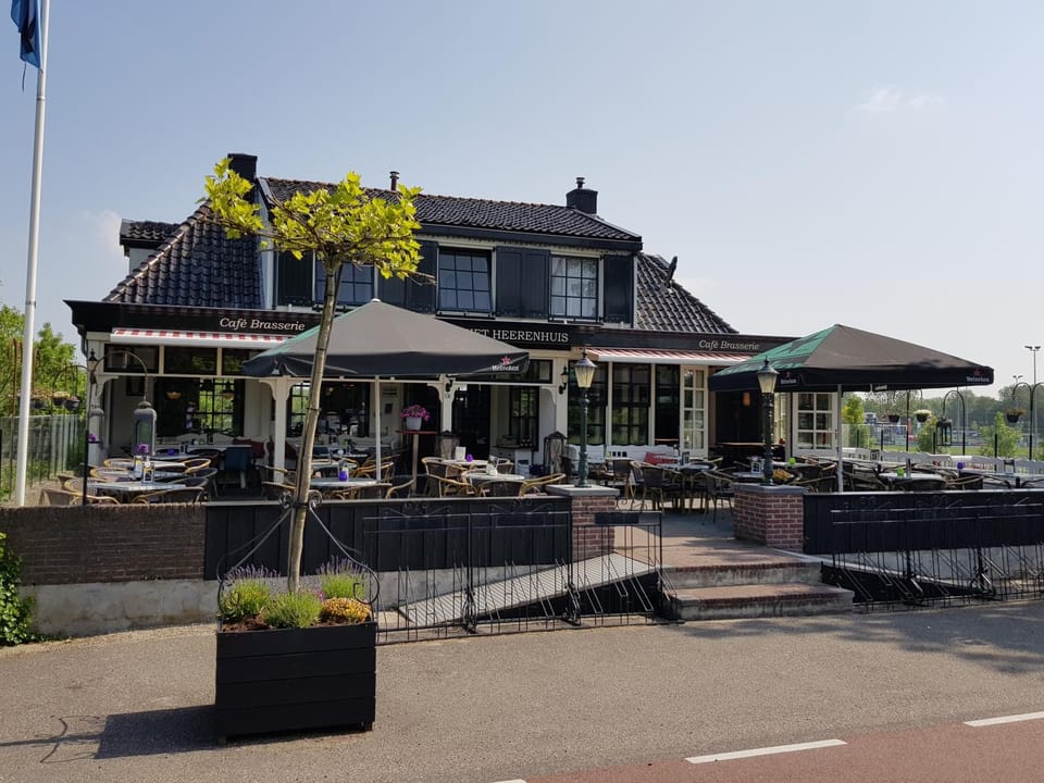 Facade/entrance, Balcony/Terrace