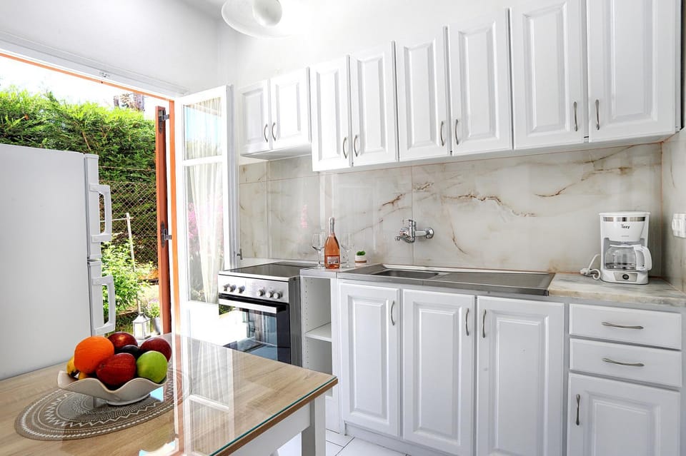 Kitchen or kitchenette, oven, stove