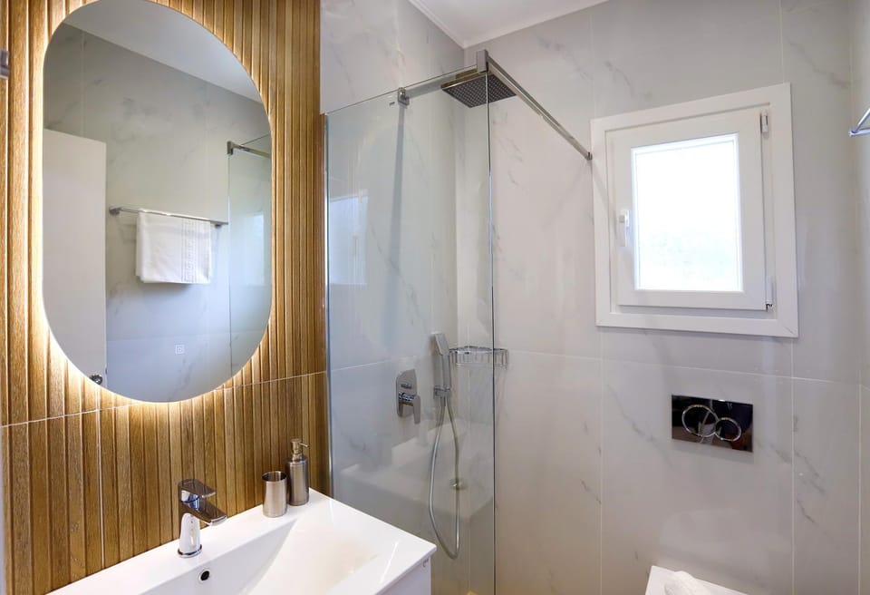 Shower, Toilet, Bathroom, towels