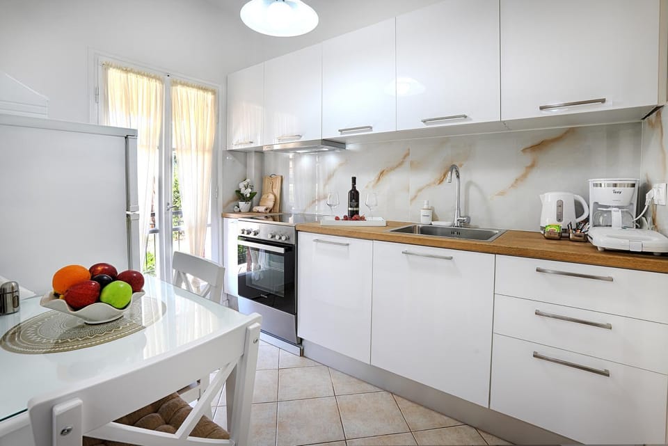 Coffee/tea facilities, Kitchen or kitchenette, Food, oven, stove, toaster