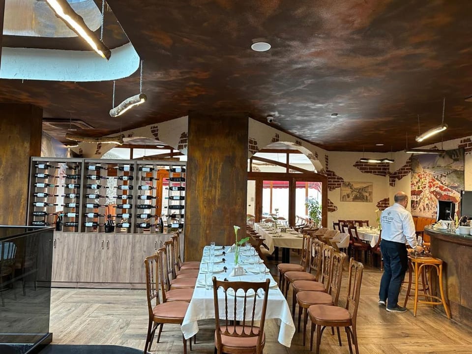 Restaurant/places to eat, People, Living room, Lounge or bar, Banquet/Function facilities, Seating area, group of guests