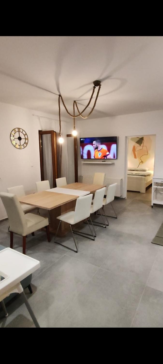 TV and multimedia, Living room, Seating area, Dining area