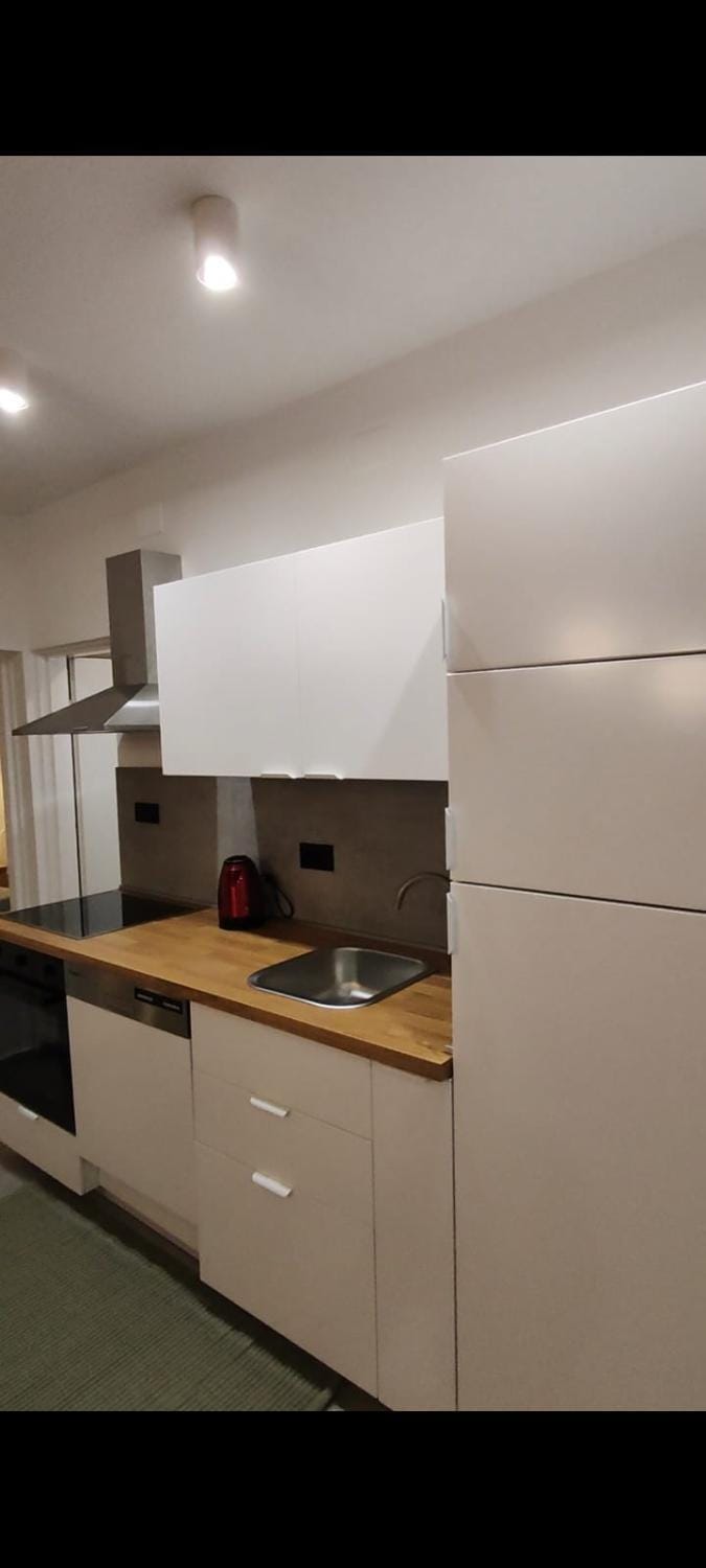 Kitchen or kitchenette, minibar, oven, stove