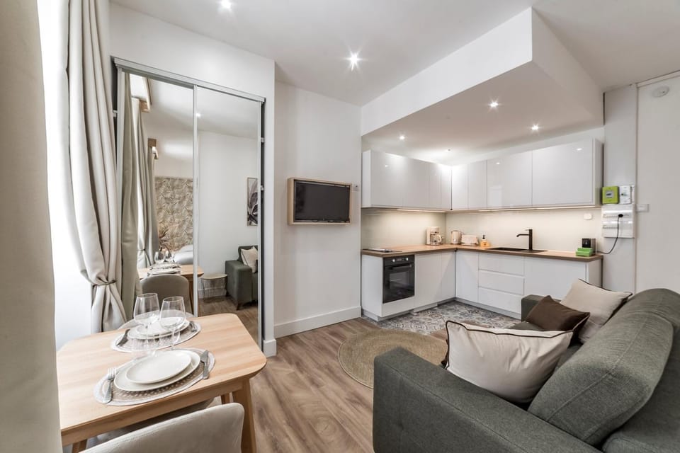 TV and multimedia, Kitchen or kitchenette, Seating area, Dining area, stove