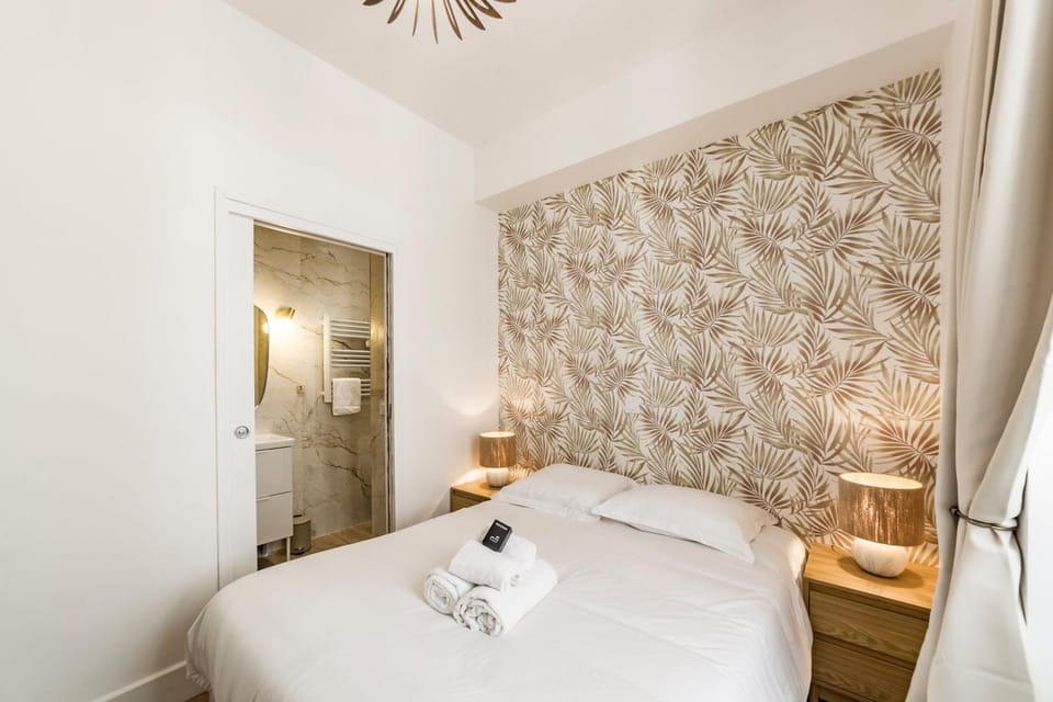 Bed, Photo of the whole room, Bedroom, towels