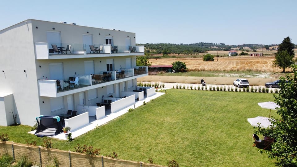 Property building, Spring, Day, Neighbourhood, Natural landscape, Garden, Garden view, Street view, Location, Parking