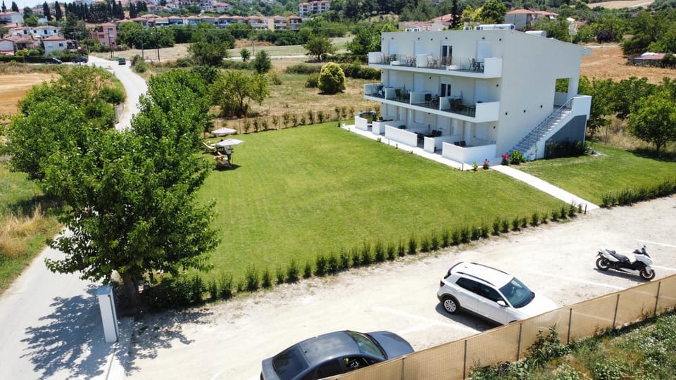 Property building, Spring, Day, Neighbourhood, Natural landscape, Bird's eye view, Garden, Garden view, Street view, Location, Parking