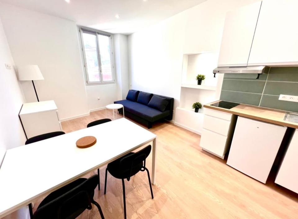 Kitchen or kitchenette, Living room, Seating area, Dining area, stove