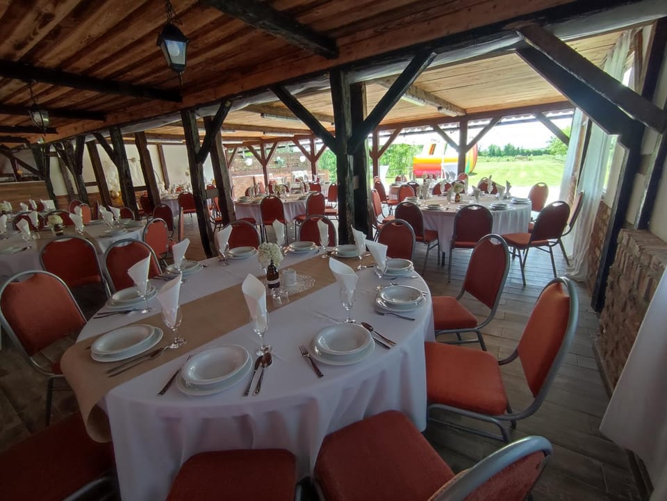Restaurant/places to eat, Banquet/Function facilities