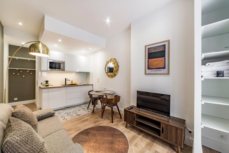 TV and multimedia, Kitchen or kitchenette, Living room, Seating area, Dining area, stove