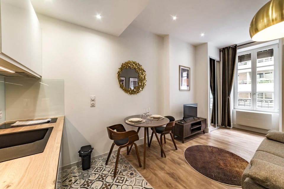 All in Lyon | Studio l'Absinthe – Gratte-Ciel Apartment in Villeurbanne