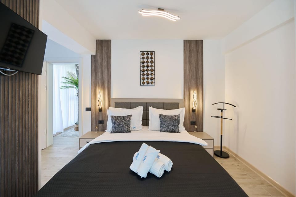 Bed, Photo of the whole room, Bedroom, towels