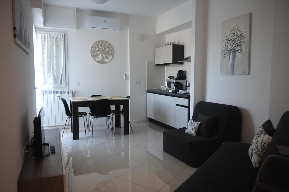 TV and multimedia, Kitchen or kitchenette, Living room, Seating area, Dining area