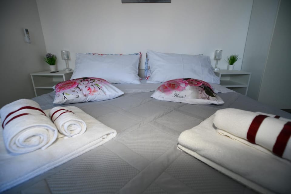 Bed, Bedroom, locker, air conditioner
