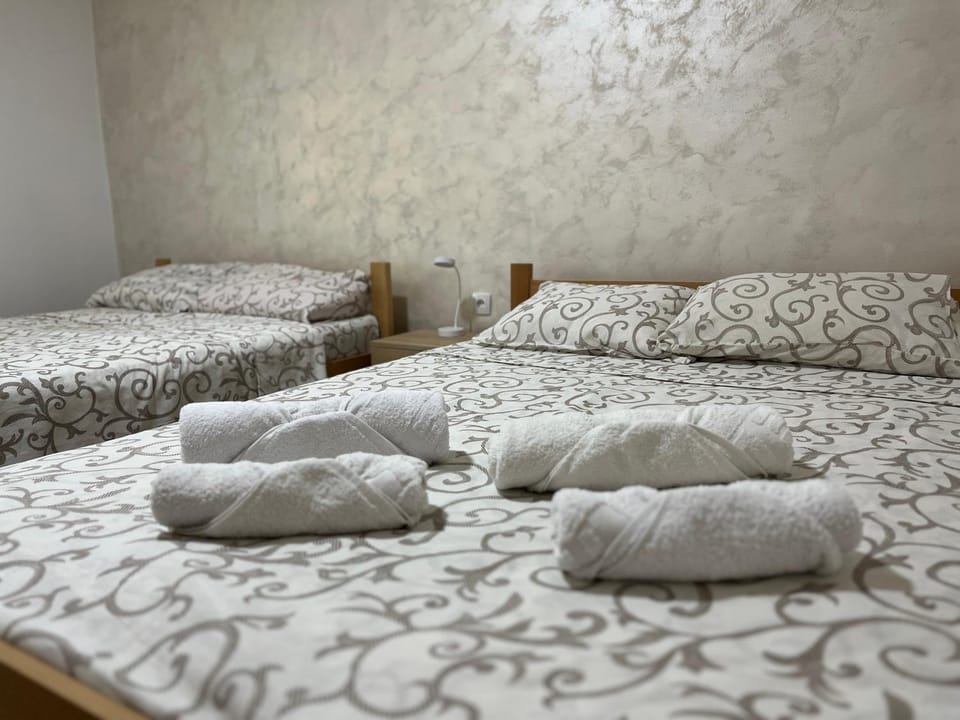 Bed, Photo of the whole room, Bedroom, towels