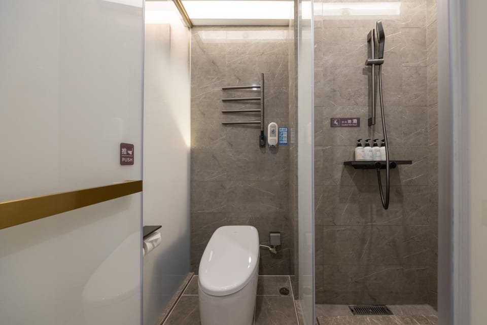 Shower, Toilet