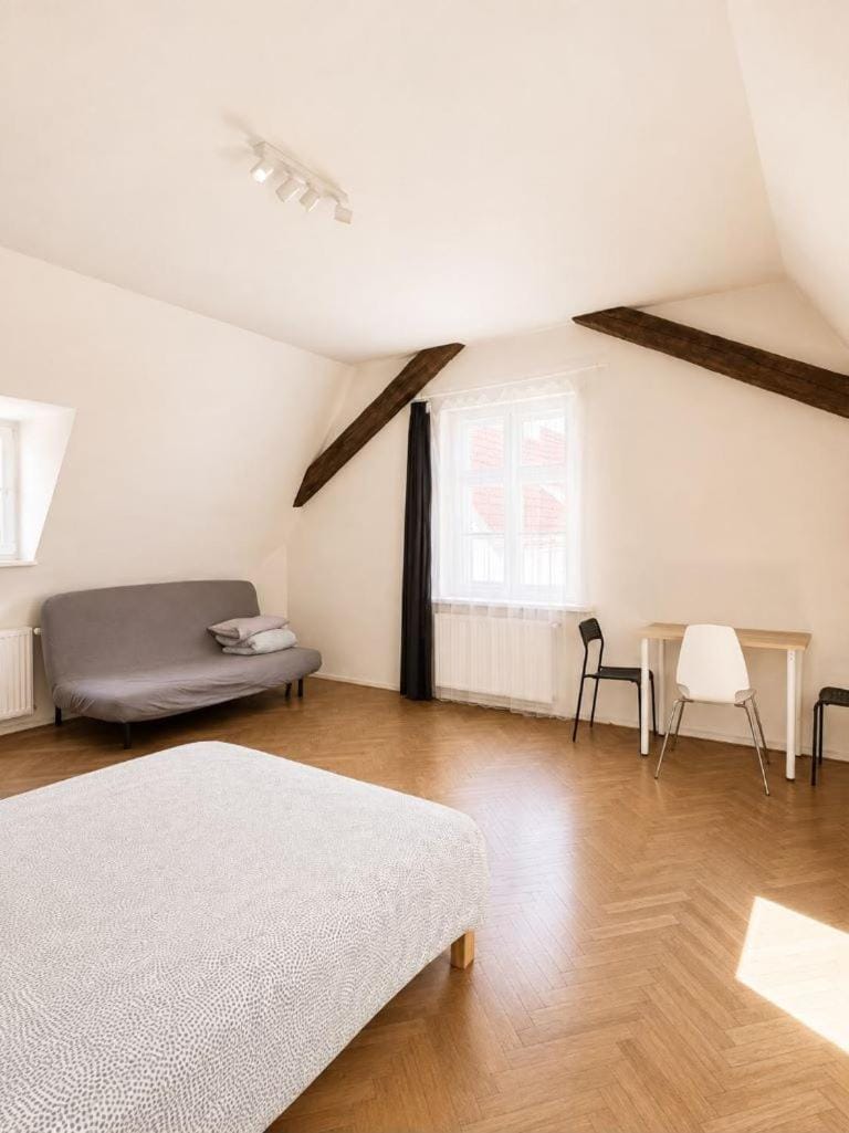 Photo of the whole room, Bedroom