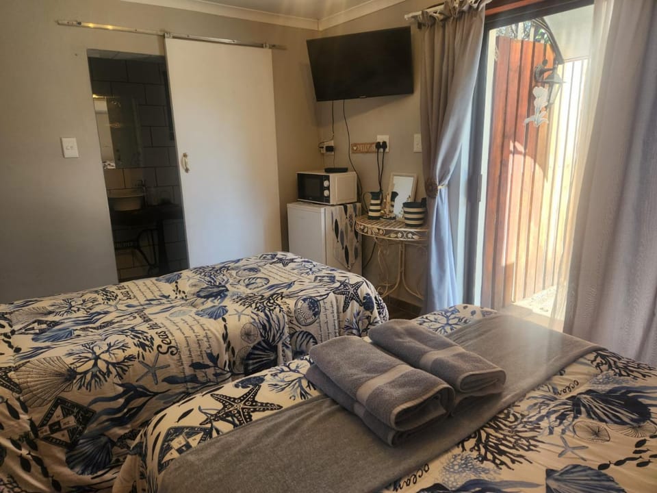 Bed, Kitchen or kitchenette, Bedroom, towels