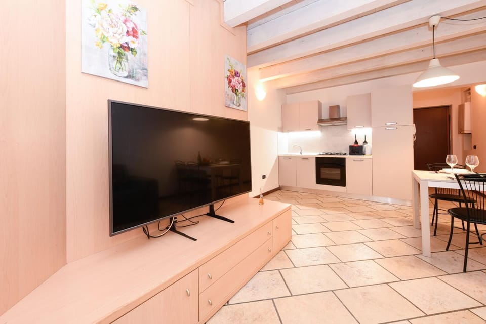 Communal lounge/ TV room, TV and multimedia, Dining area, Evening entertainment, internet