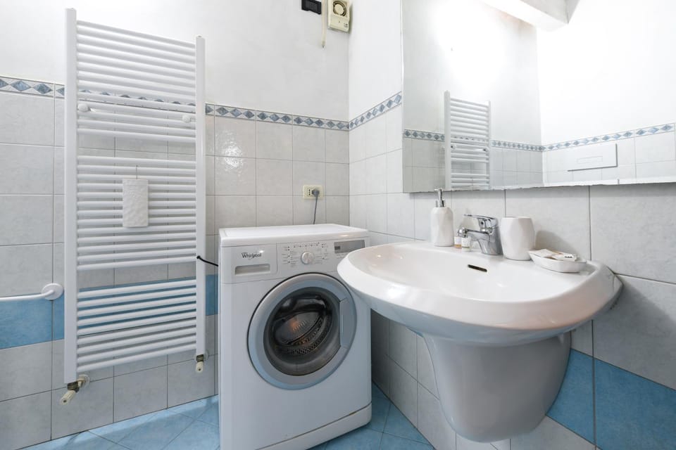 Shower, Bathroom, towels, washing machine