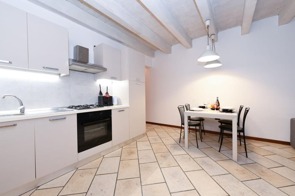Kitchen or kitchenette, Dining area, oven, stove