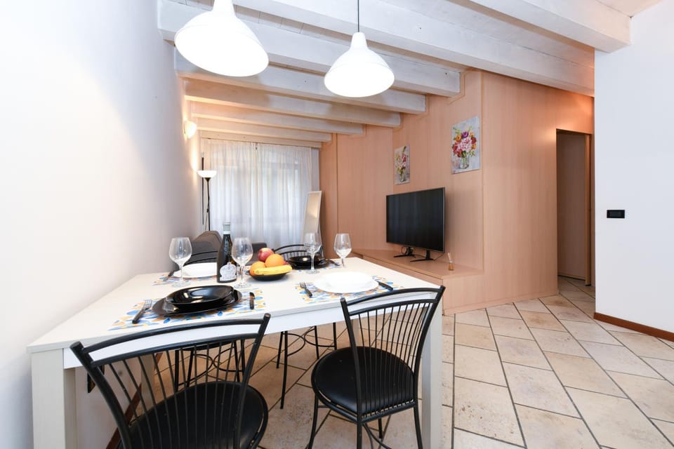 Communal lounge/ TV room, TV and multimedia, Kitchen or kitchenette, Living room, Seating area, Dining area, Evening entertainment