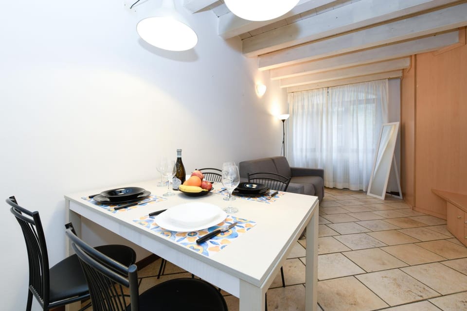 Living room, Food and drinks, Seating area, Dining area, Food, air conditioner