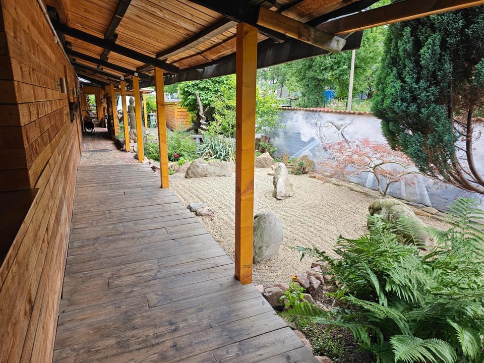 Camping-Fass inklusive Sauna & Frühstück, Bad & WC über die Terrasse Campground/ 
RV Resort in Halle Saale