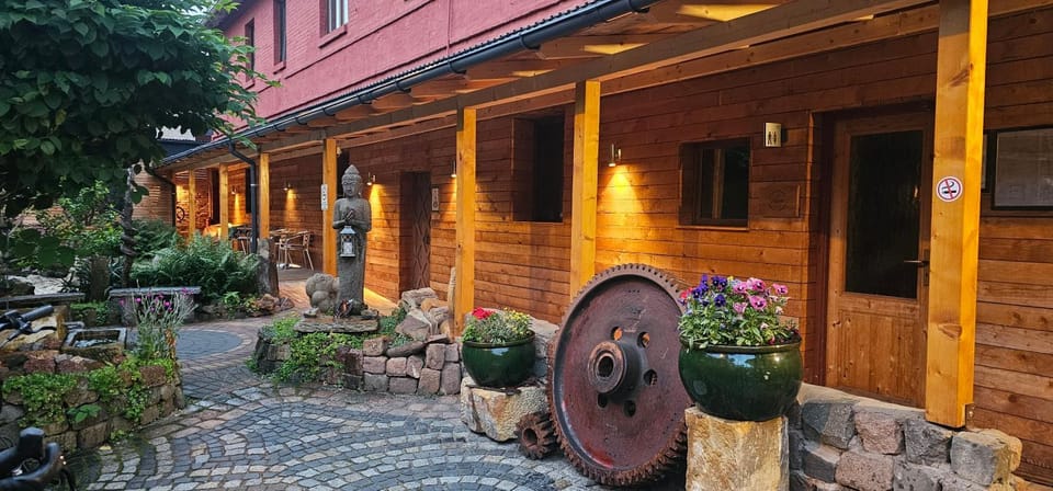 Camping-Fass inklusive Sauna & Frühstück, Bad & WC über die Terrasse Campground/ 
RV Resort in Halle Saale