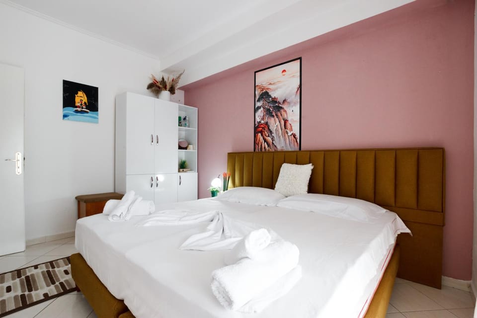 Bed, Photo of the whole room, towels