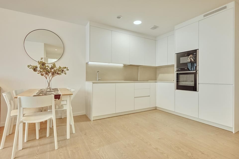 Kitchen or kitchenette, Dining area, oven