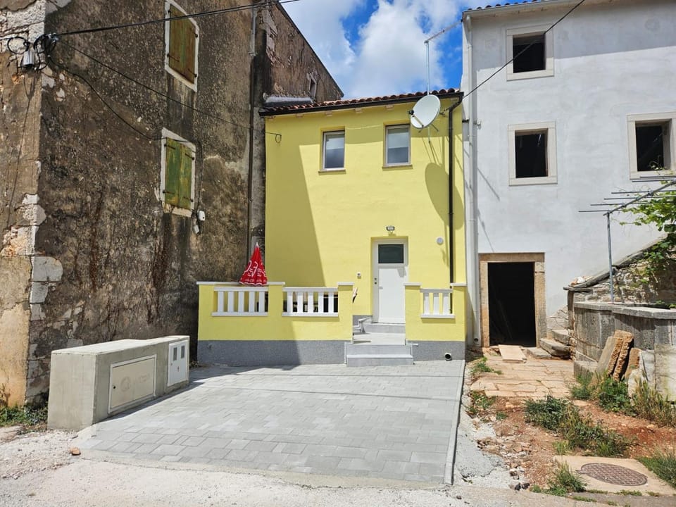 Property building, Facade/entrance, Off site