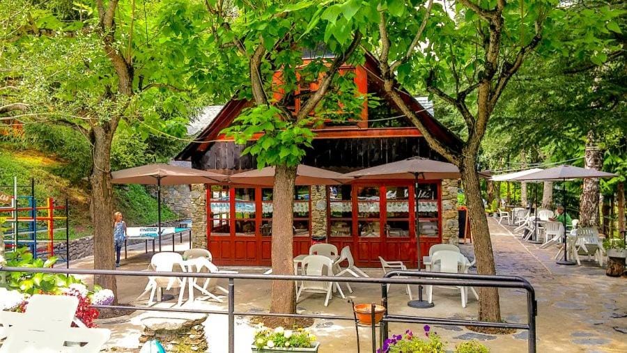 Restaurant/places to eat, Lounge or bar