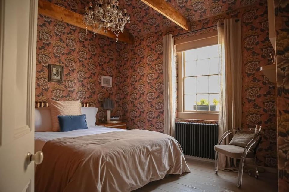 Primrose Cottage - Two Bed Cottage with Private Courtyard & Nearby Parking House in Bath