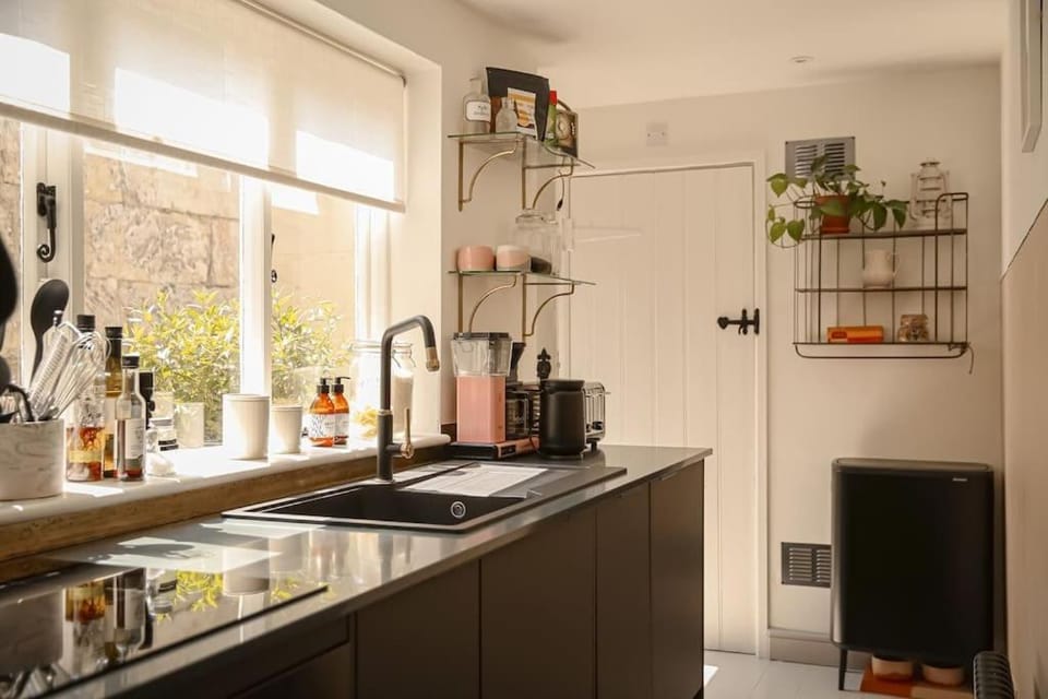 Primrose Cottage - Two Bed Cottage with Private Courtyard & Nearby Parking House in Bath