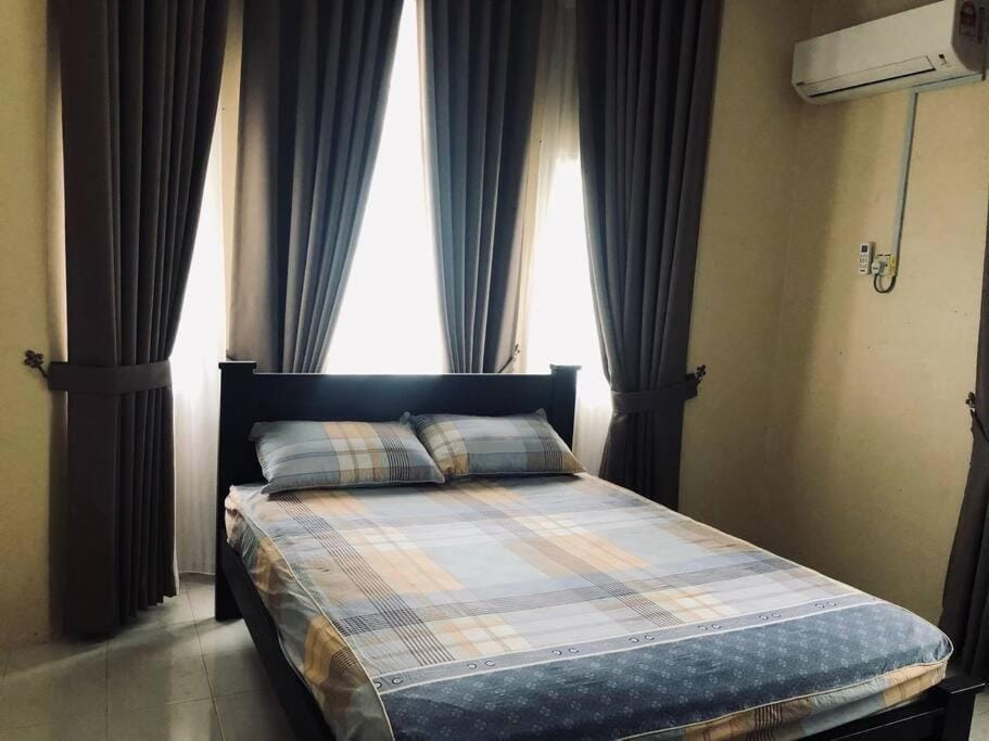 Putri Homestay Bungalow at UMK Pengkalan Chepa House in Malaysia