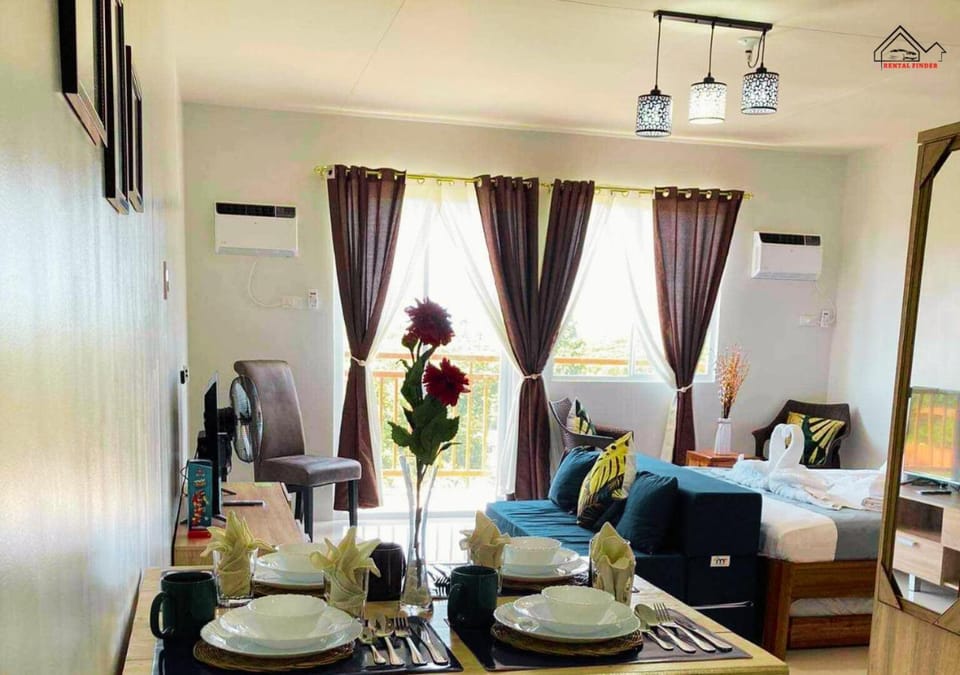 Bed, Living room, Photo of the whole room, Seating area, Dining area, Bedroom, fireplace, air conditioner
