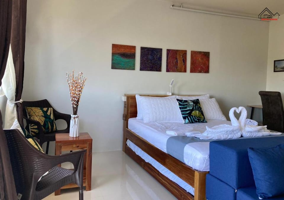 Bed, TV and multimedia, Living room, Photo of the whole room, Seating area, Bedroom, towels